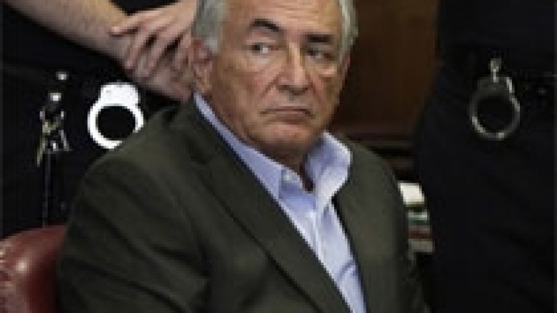 Strauss-Kahn lirohet nga burgu me kaucion