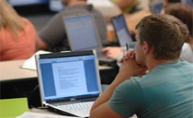 Studimi, interneti shpërqëndron studentët gjatë mësimit