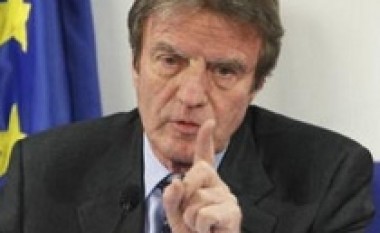 Kouchner: Fillimisht EULEX dhe UNMIK, pastaj vetëm EULEX