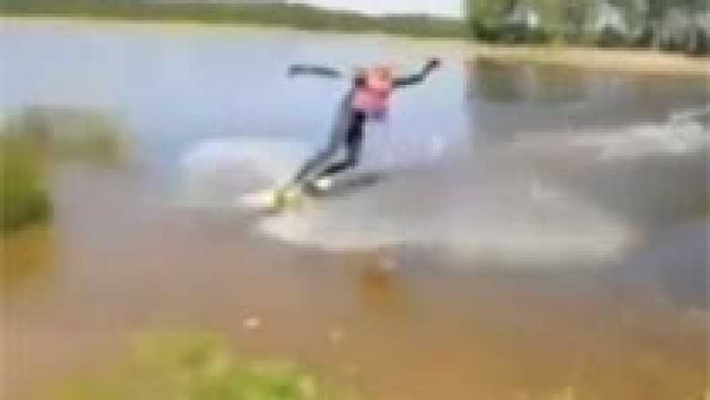 Ja si bien në gjumë surferët (Video)