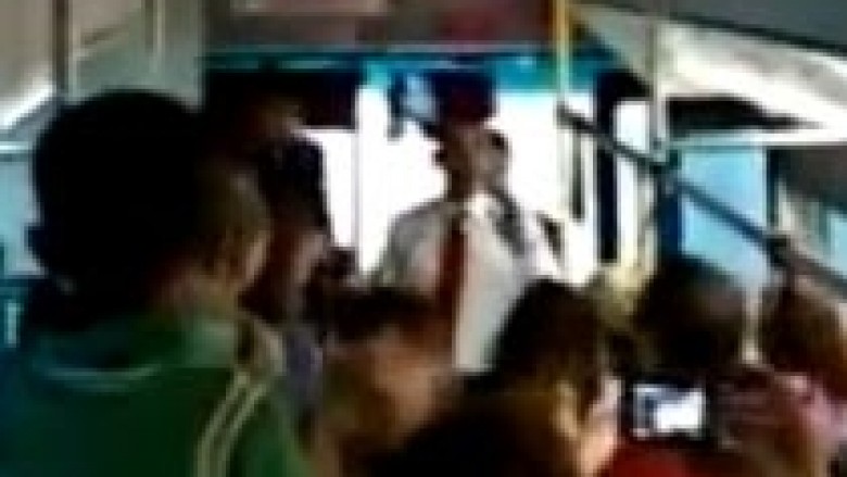 Obama në autobusin e linjës, thirrje pakënaqësie ndaj tij