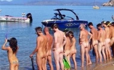 Nudistët thyen rekordin botëror në zhytje