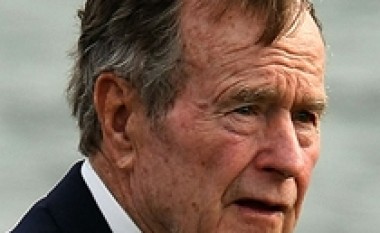 George Bush kërcen me parashutë në ditëlindjen e 85