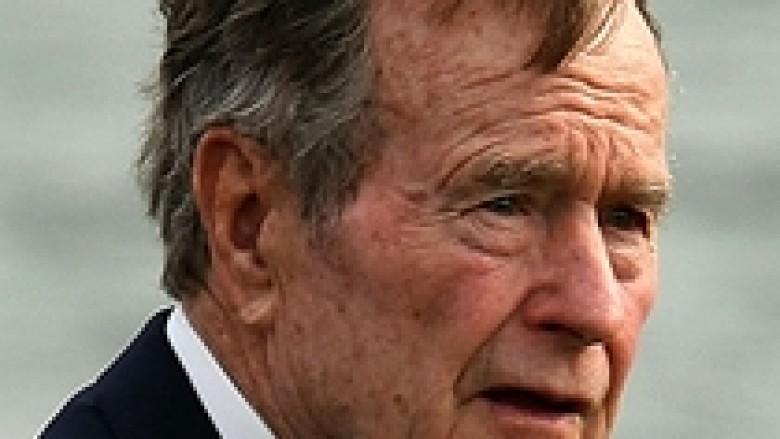 George Bush kërcen me parashutë në ditëlindjen e 85