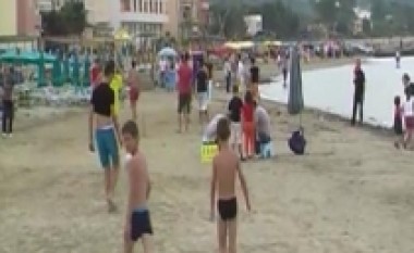 Plazhi i Durrësit bëhet gati për sezonin e ri turistik