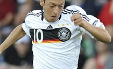 Ozil preferon Barcelonën