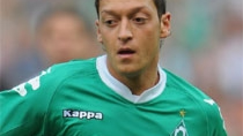 Interi në kërkim të Ozil