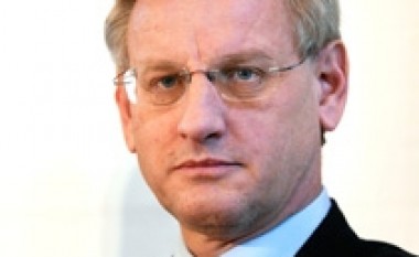 Bildt: Merruni seriozisht me çështjet ekonomike