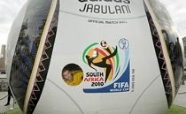 Australiani jeton dhe përcjell futboll në topin “Jabulani”