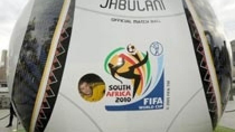 Australiani jeton dhe përcjell futboll në topin “Jabulani”