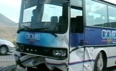 Përplaset autobuzi me kamionin, 1 i vdekur, 5 të plagosur