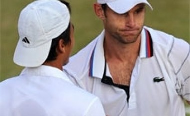 Roddick eliminohet, Federer e Murray më tej