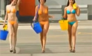 Seksi stjuardesat në bikini lajnë aeroplanin