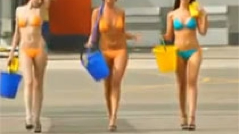 Seksi stjuardesat në bikini lajnë aeroplanin