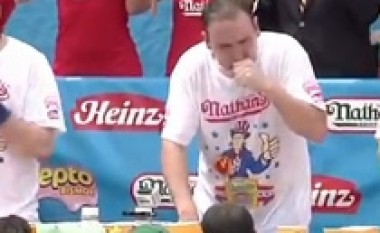 Joey Chestnut mbrojti titullin, hëngri 62 hotdogë për 10 minuta