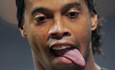 Ronaldinho nuk largohet