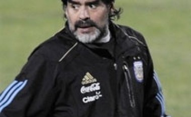 Maradona i frustruar, Mazzarri e fton te Napoli