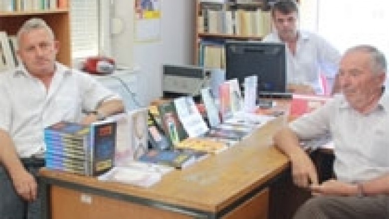 Sejdi Berisha i dhuron 120 libra Bibliotekës në Podujevë