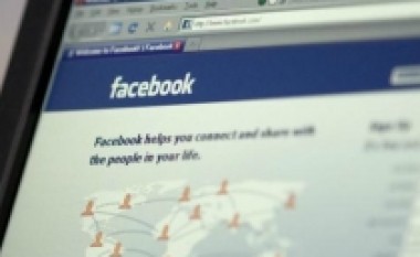 Mbi 50% e prindërve, spiunojnë fëmijët në Facebook