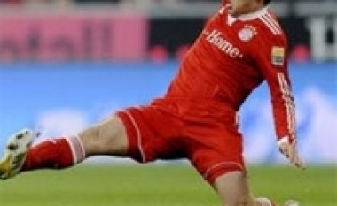 United, ofertë të re për Lahm