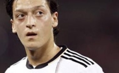 Ngecin bisedimet me Ozil