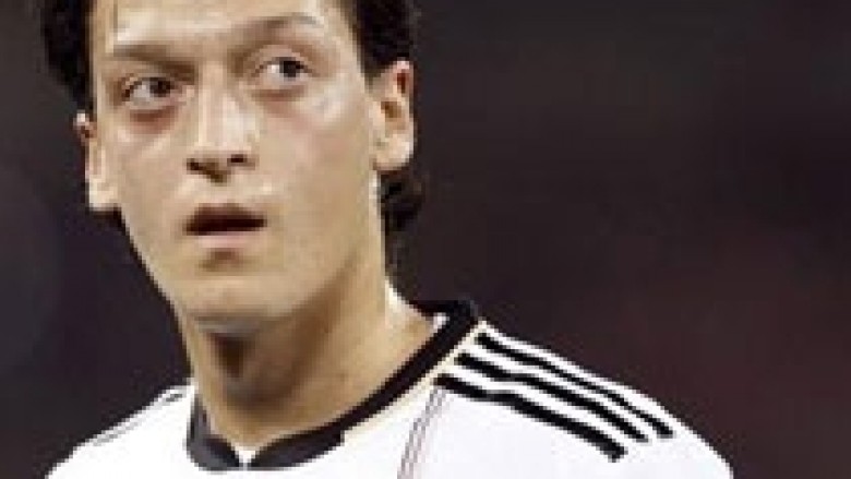 Ngecin bisedimet me Ozil