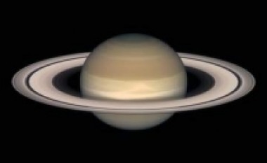 Sekreti i ujit në planetin Saturn është Hëna e tij.