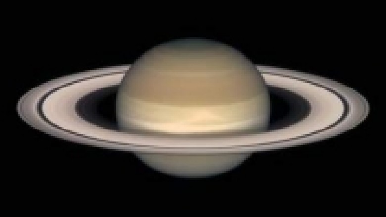 Sekreti i ujit në planetin Saturn është Hëna e tij.