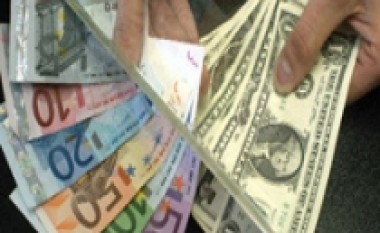 Euroja me vlerë rekorde ndaj dollarit