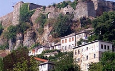 Dëmtohen muret rrethuese pranë kalasë së Gjirokastrës