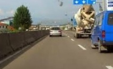 Plagoset një grua në autostradën Tiranë-Durrës