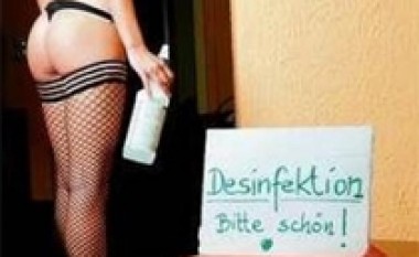 Prostituta dezinfekton myshterinjtë për shkak të gripit të derrave