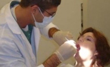 Dentisti gabimisht ia nxjerrë 13 dhëmbë një gruaje