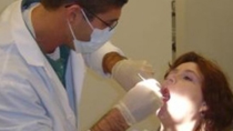 Dentisti gabimisht ia nxjerrë 13 dhëmbë një gruaje