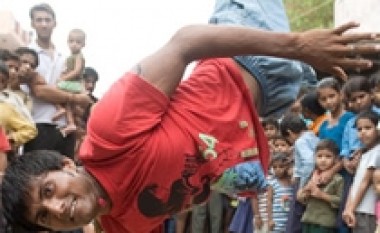 Indiani pa këmbë vallëzon break dance