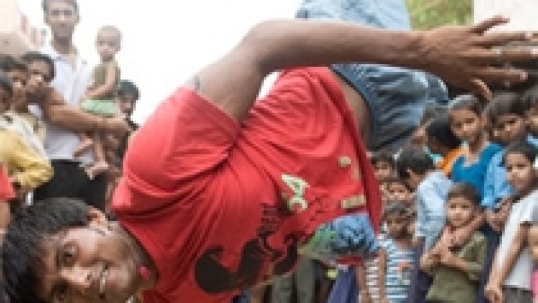 Indiani pa këmbë vallëzon break dance