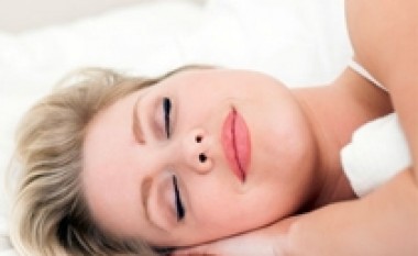 Dobitë që përfitojmë nga gjumi për bukuri