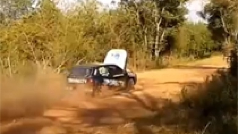 Vetura në 100 km/h, i jepte gaz ulur mbi motor (Video)