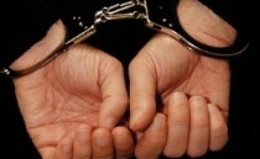 Tiranë, dëmtojnë rrjetin e ujësjellësit, arrestohen 4 persona