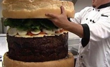 Hamburgeri më i madh në botë peshon 83 kilogramë