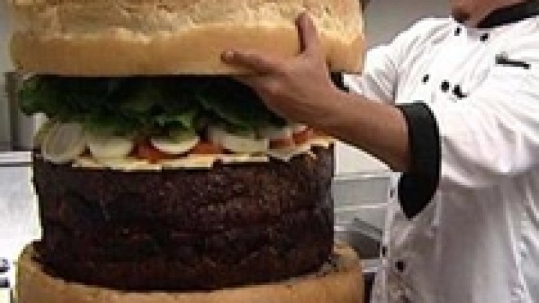 Hamburgeri më i madh në botë peshon 83 kilogramë