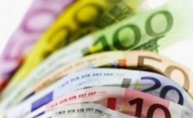 Euro nuk ndalet, prek kuotën 134.2 lekë