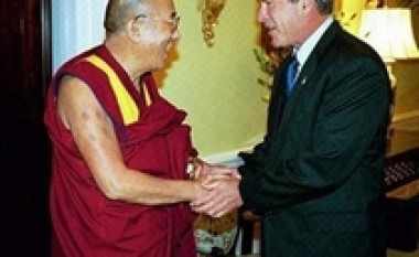 Presidenti Bush pret Dalai Lamën në Shtëpinë e Bardhë