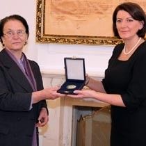 Presidentja priti familjarët e Heroit Adrian Krasniqi Telegrafi