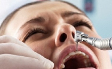 Një dentist valltar lëndon pacienten e tij