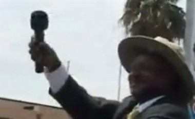 Presidenti i Ugandës këndon ‘rap’