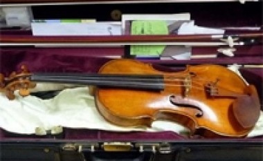 Muzikanti e harroi në tren violinën një milion dollarëshe