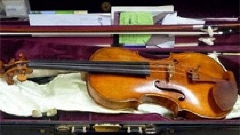 Muzikanti e harroi në tren violinën një milion dollarëshe