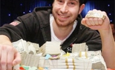 La studimet fitoi 8.9 milionë dollarë në poker