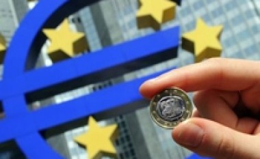 Pesë vendet e Eurozonës qetësojnë bankat